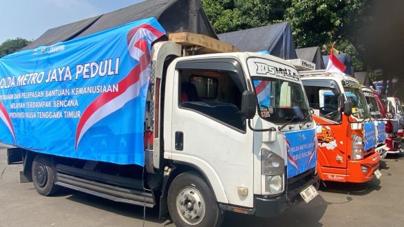 Saat HUT RI Polri Kirim 44 Truk Bantuan untuk Masyarakat Terdampak Gempa di NTT